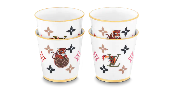 杯子四件套裝以活潑迷人的全新彩色印花圖案，完美點綴精緻的陶瓷高腳杯，展現中國生肖之一的雄偉老虎圖案和經典品牌標誌。套裝綴有雅緻的金屬色細節，完美配搭同款式碟子。